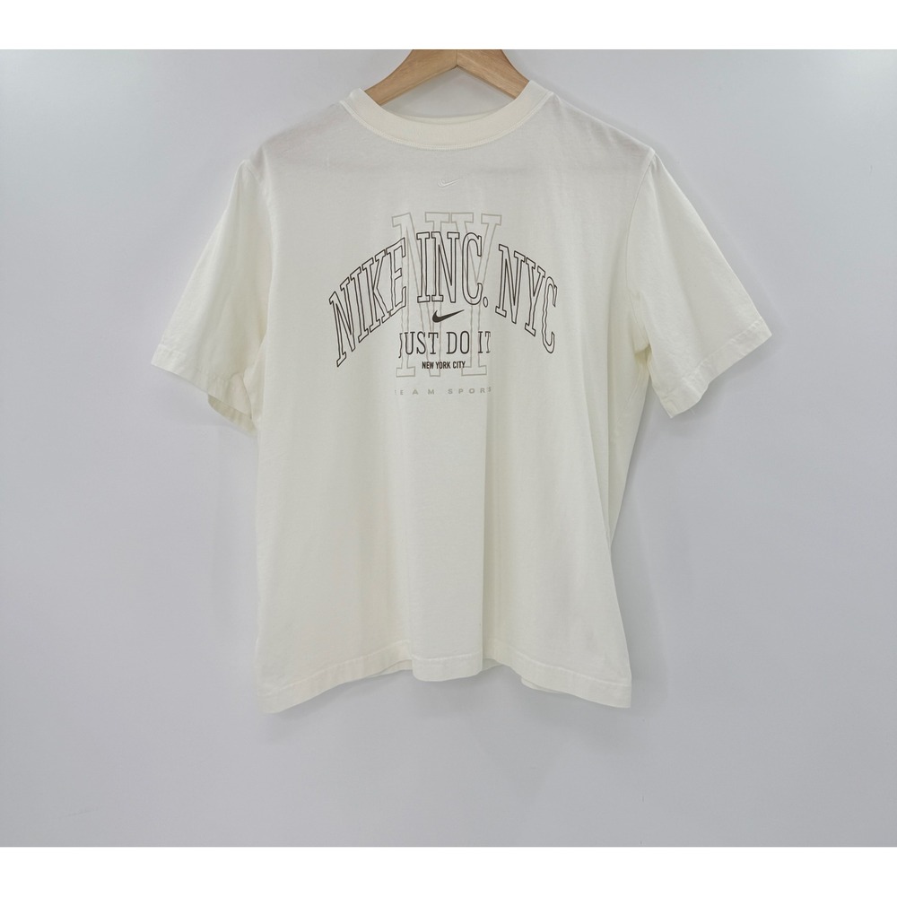 Nike INC Women's‎ NYC T-Shirt The Nike Tee Loose Fit White Top 90's Y2K Vibes